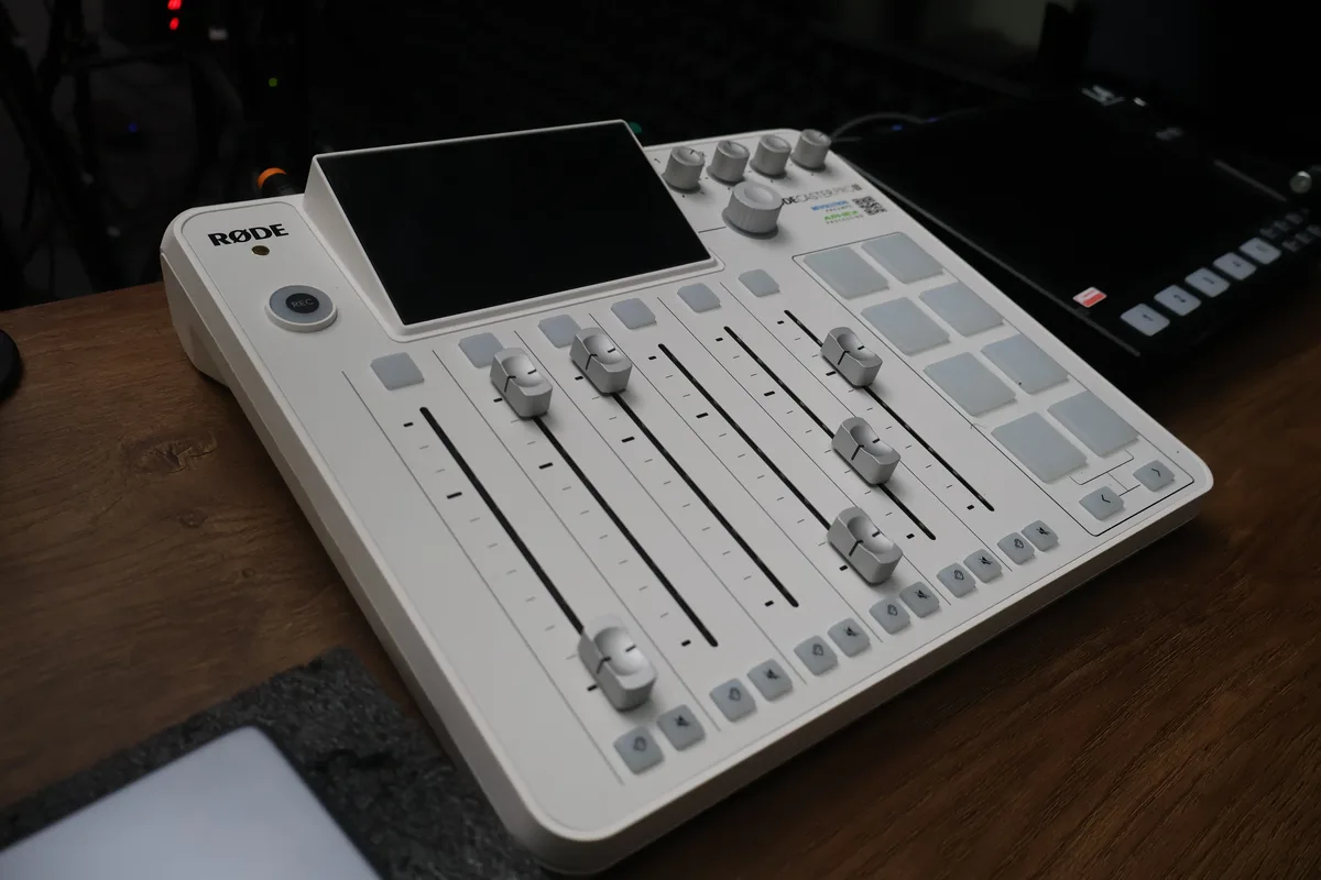 Gros plan du RODECaster Pro II pour enregistrement audio