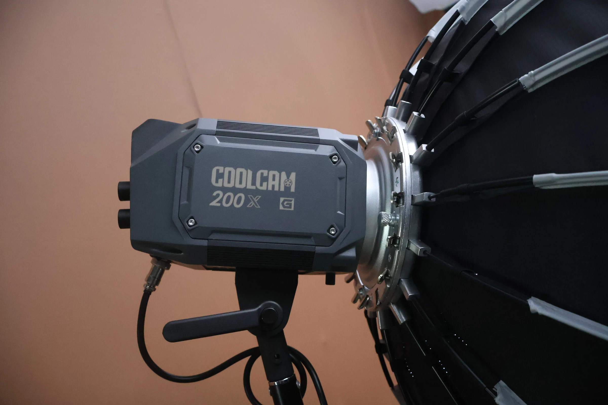 Projecteur Coolcam 200X avec softbox au studio Wanilo