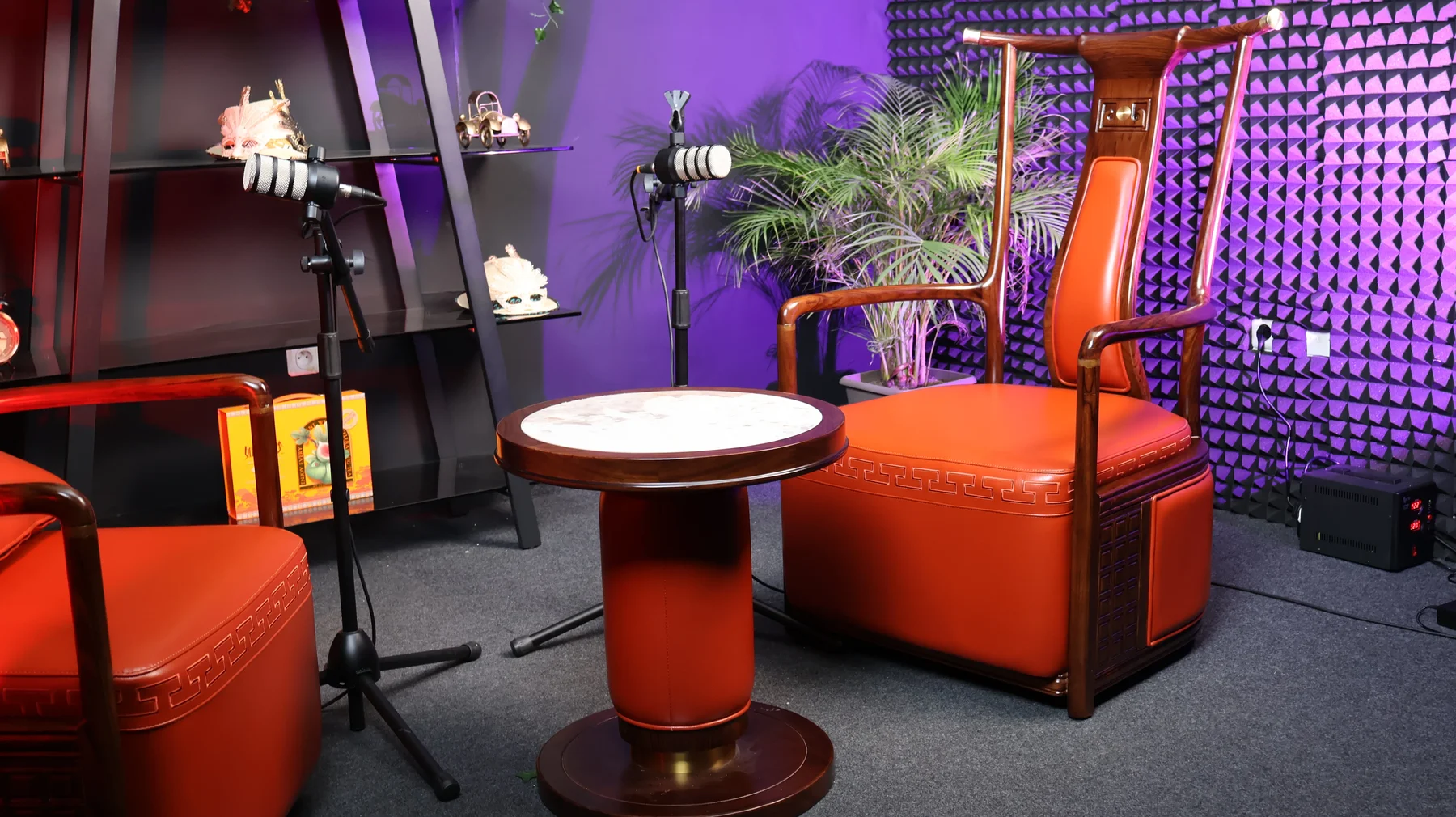 Décor podcast avec fauteuil cuir et éclairage LED violet