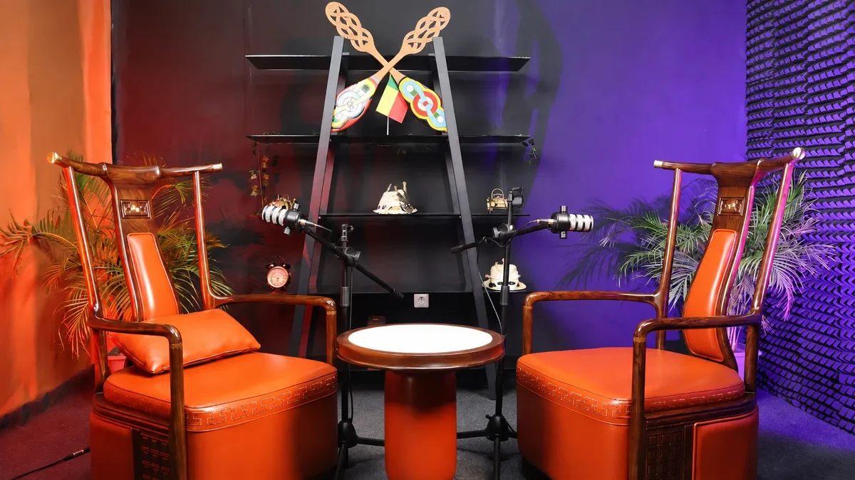 Studio Wanilo — plateau podcast avec fauteuils cuir, éclairage LED et mousse acoustique